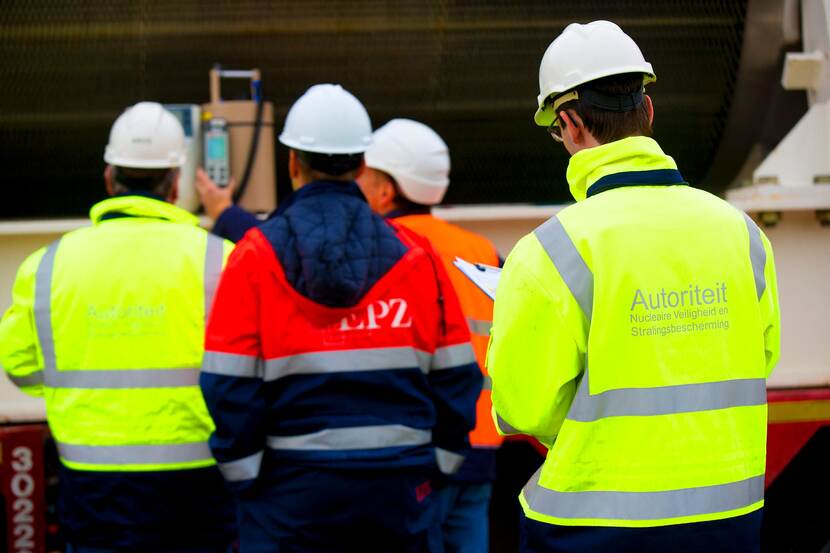 Een groepje toezichthouders aan het werk, sfeerfoto.