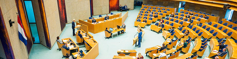 Overzichtsfoto van de Tweede Kamer tijdens een debat.